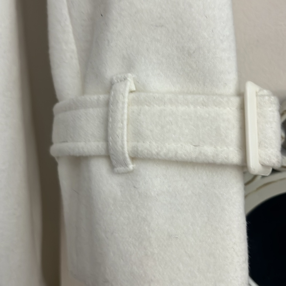 Elegant White Double-Breasted Coat - Picture 5 of 5